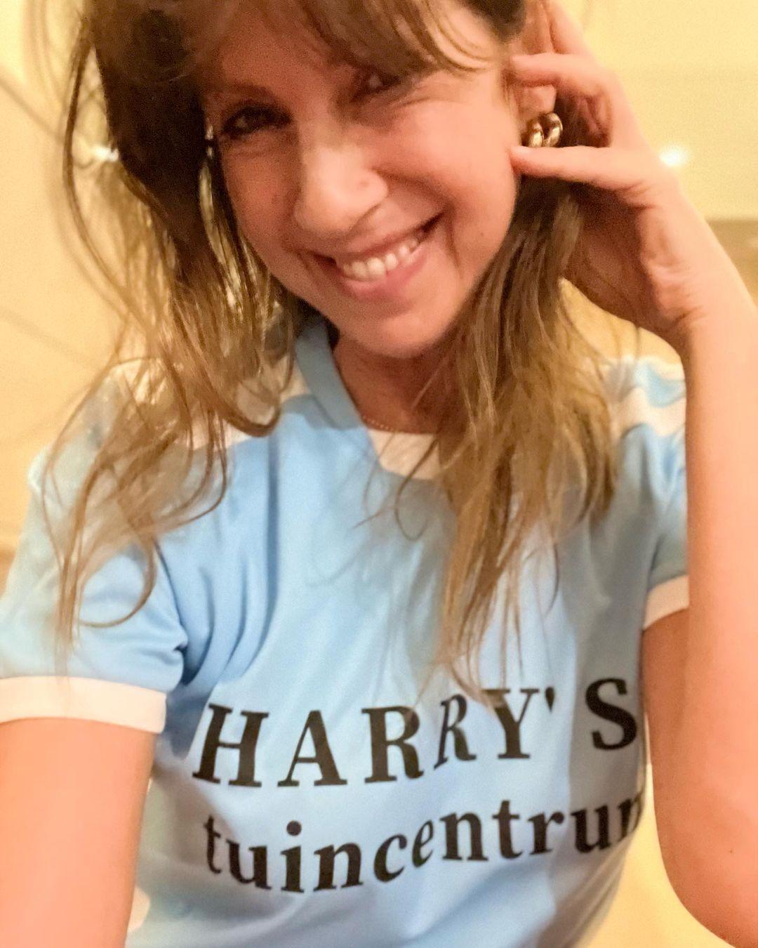 class="content__text"
 Yes!!!!! Eindelijk een shirt bemachtigd van Harry’s tuincentrum… #itsawrap #allstars #roos #metofzondermark #thatsthequestion #comedy met de liefste regisseur Jean vd Velde 💕💋 
 
