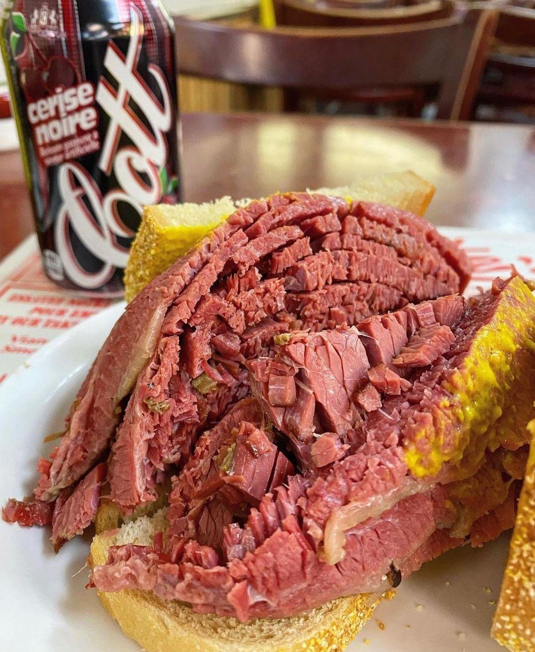 class="content__text"
 I love Smoked Meat! 😍(@schwartzsofficial) (Taster: @hayatytasty) #TasteMontreal 
 