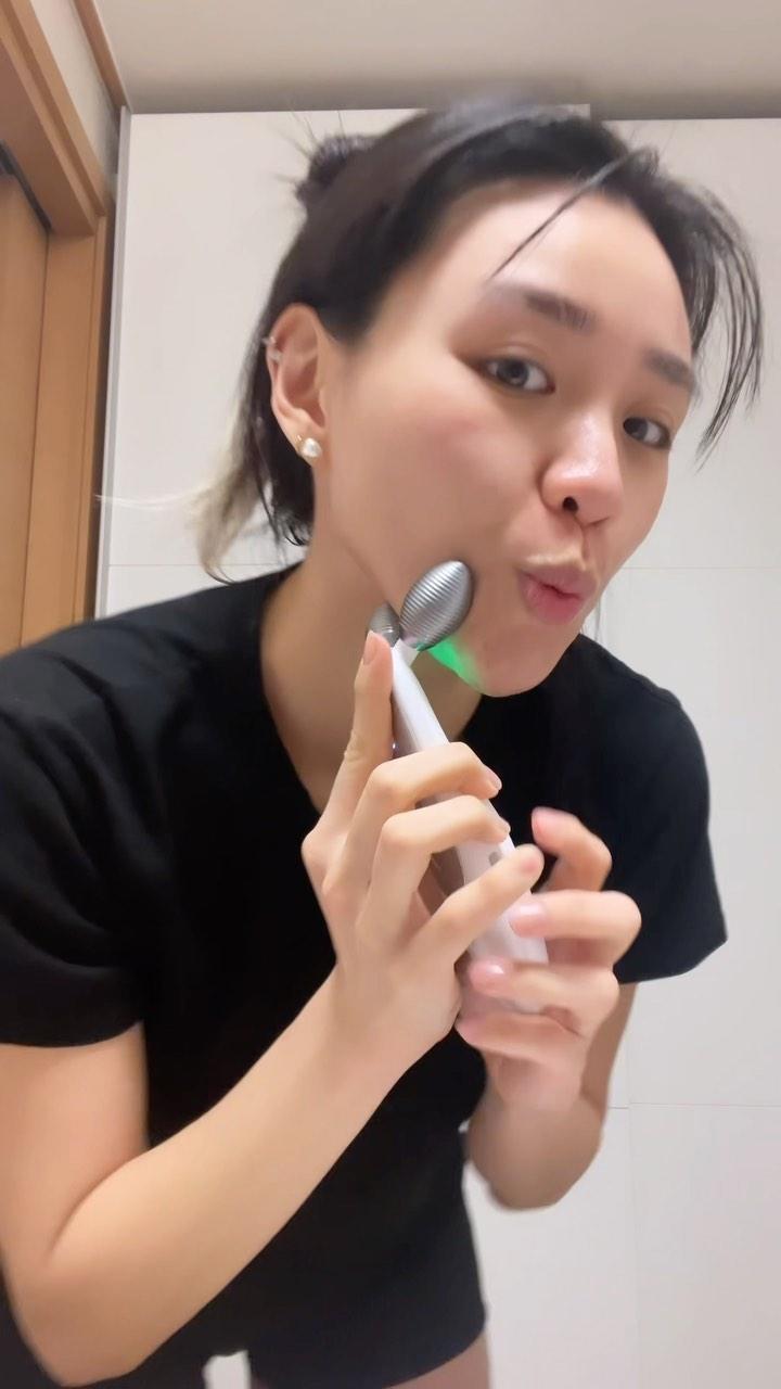 class="content__text"
 Gotta slim down my face at any chance I have 🤭

Trying the Age-R Derma EMS shot from @medicube_global_official and yooooo, I can feel it edging at my jawline already?! 

I didn’t really know exactly how it works at first, but kind of getting the hang of it now!! Feels like someone massaging the sides of your face…? So that the fats gets pressed down? Hahaha 🤣 I tried explaining but I think the best way to find out is to try it yourself hehehe!! 

PSST heard they are coming up store wide discounts soon!!! Doesn’t come often so… STAY TUNED IN THIS SPACE 🖤

 #singaporeaninkorea #koreanskincaretips #whatissuitableinSingaporeweather #slimmingfacedevice #medicubeglobal #medicubesg 
 