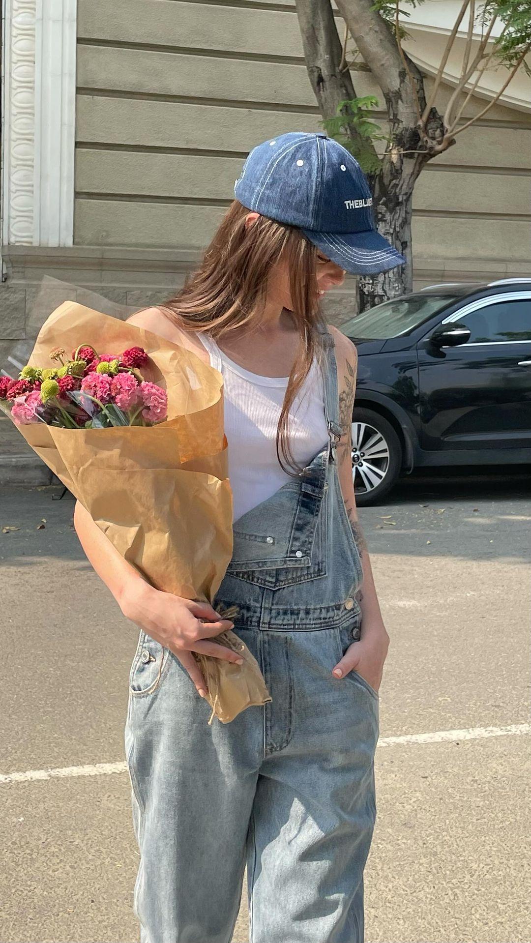 class="content__text"
 It’s time for overalls 👒☀️🍃

🎨 Outfit details: 
Blue Denim Cap
Real Tank - White 
The Original Denim Overalls - Painter Vintage Wash 

 #thebluetshirt #overall #denim #outfitinspiration 
 