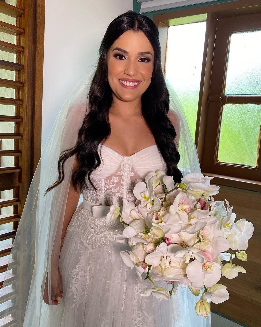 class="content__text"
 Noiva Fernanda 🤍
Veio de Brasília para casar na #capeladosmilagres 
 