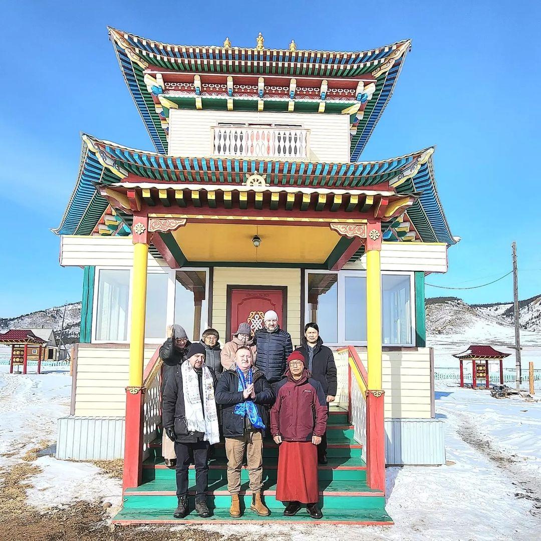 class="content__text"
 Благодарю моих друзей из солнечной Бурятии за возможность посетить Дацан Амарлин.  "Амарлин", что в переводе с тибетского означает «Островок благополучия», расположился в красивейшем месте у подножия священной горы Баин-Хан. Строительство, начатое по инициативе Баясхалан ламы, за десять лет объединило людей самых разных возрастов, занятий и жизненных убеждений. Люди и целые организации помогали чем могли — деньгами, техникой, работой, услугами.

Свою лепту в строительство храма внесли не только мухоршибирцы, но и жители Тарбагатайского, Кяхтинского, Иволгинского, Бичурского районов, а также сотрудники ОНФ, пенсионного фонда, министерства социальной защиты населения, сельских школ и спортивных организаций.

При дацане начнет свою работу школа боевых искусств для мальчиков десяти-шестнадцати лет.

По планам Баясхалан ламы, в будущем школа перерастёт в полноценный интернат. Необычным проектом уже заинтересовались представители традиционных школ единоборств, готовые оказать ему необходимую поддержку.

 Благодарю ламу Баясхалана Бальжинимаева за возможность сделать фотографии внутри храма, так как и в Монголии и в Бурятии нежелательно снимать фото и видео внутри храмов. 

Нас с Дмитрий Киселев сердечно встретили: Любовь Жамбаева Баясхалан Бальжинимаев Надежда Колесникова Любовь Кондратьева 
 