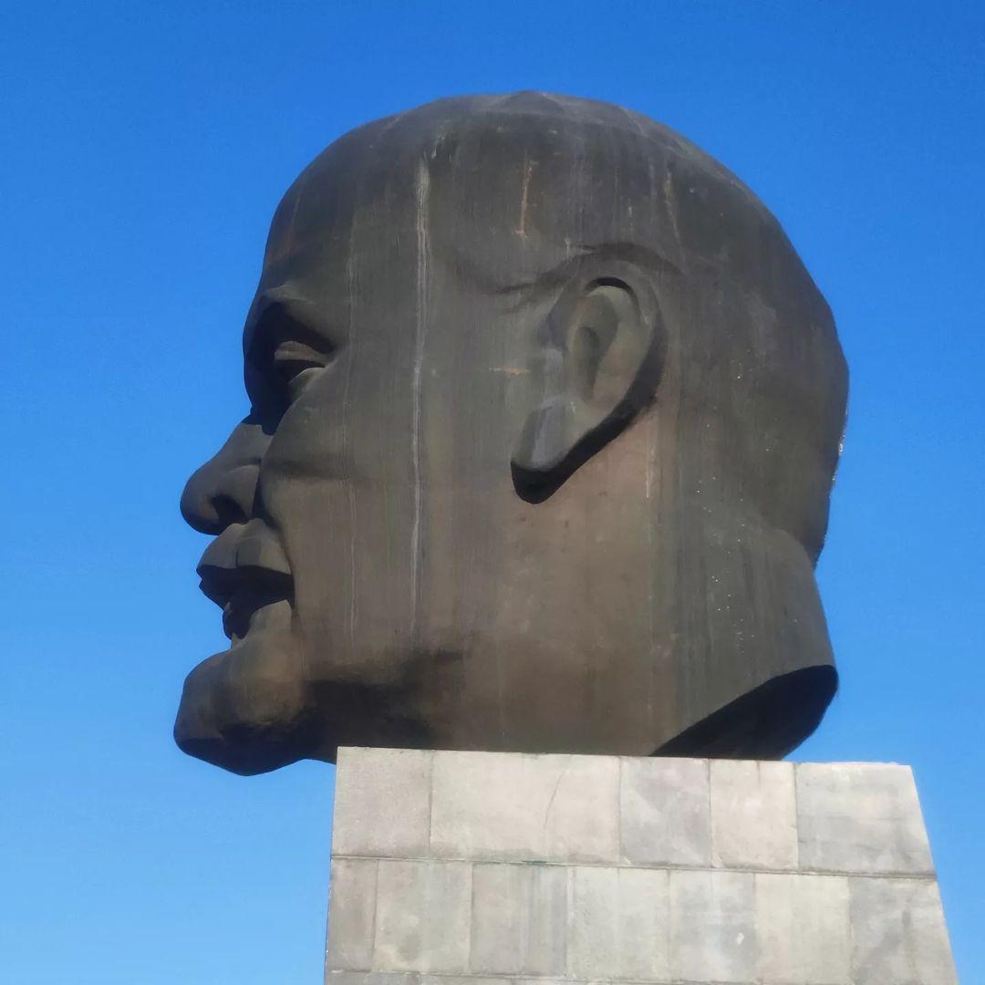 class="content__text"
 Памятник Владимиру Ленину в бурятской столице — самая большая монументальная голова Ленина в мире, ее вес превышает 42 тонны. Высота скульптуры — 7,7 метра, вместе с пьедесталом она достигает 14 метров.
"Башка", как ее зовут в народе, действительно впечатляет! В Улан-Удэ - башка - визитная карточка. Есть несколько любопытных фактов. Волонтеры, раздававшие медицинские маски во время эпидемии свиного гриппа, изготовили марлевую повязку и для Ленина, но власти города не разрешили ее надеть. Ранее хотели сшить гигантскую шапку-ушанку, чтобы Голова не мерзла зимой, однако идея не была воплощена в жизнь. 
 