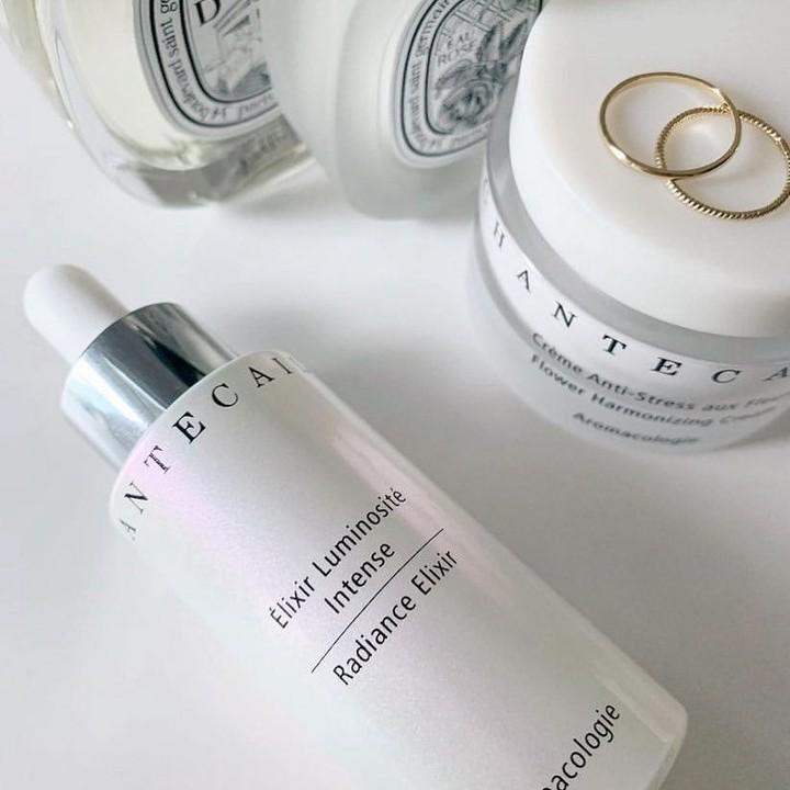 class="content__text"
 Our Radiance Elixir + Flower Harmonizing Cream = The best duo for a glowy base under makeup. Link in bio to shop! #chantecaille @doll.face.co