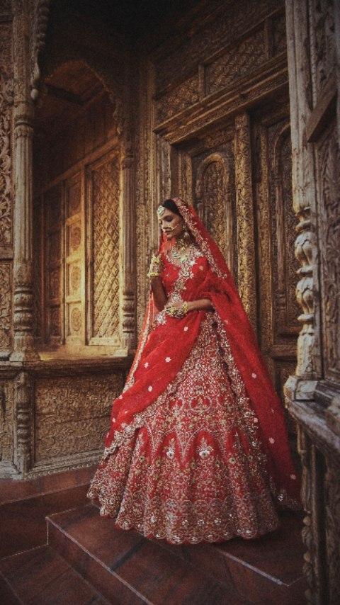 class="content__text"
                        The Heritage Bridal Collection- "Vrindavan".

Fashion Stylist: @gautamkalraindia 
Videographer: @sumitnehra009 
Video editor: @one4studios_14 
Make-up: @ashima.kapoor 
Hair: @mayanknarang92 
Jewellery: @shriparamanijewels 
Production: @tript_dhawan@glitzproductions_ 
Location: @saraianantramhouse 
Model: @rudra_priya_ 

 #bridesinred #indianbride #bridalwear #heritagebridalwear #ashagautambridal #ashagautambride #ashagautambridalwear #ashagautamweddingwear #weddingwear 
 