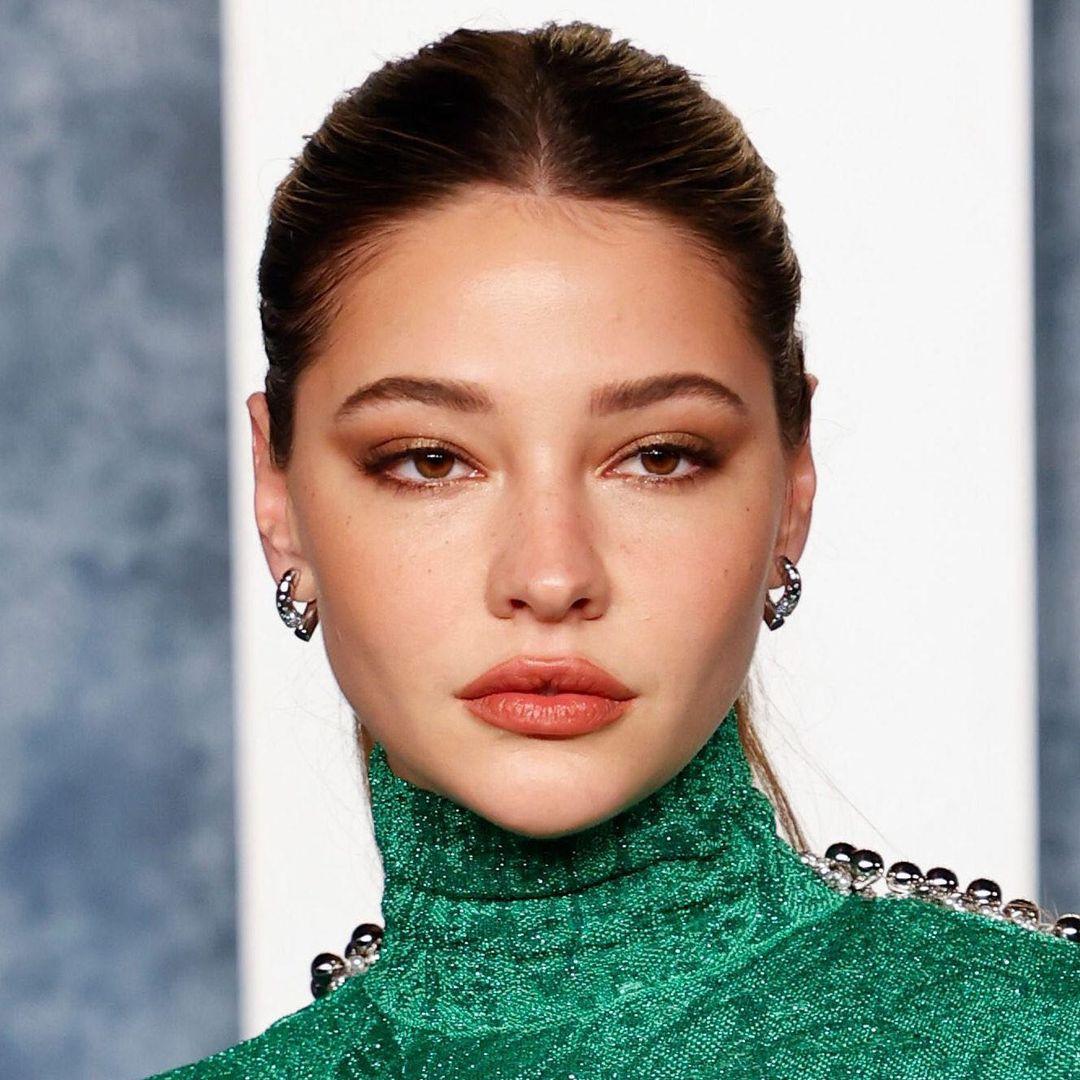 class="content__text"
 Celebrity makeup artist @jentioseco used Chantecaille to create this sun-kissed look with bronze siren-eyes, and apricot cheeks and lips on actress #MadelynCline for the 2023 #VanityFair Oscar Party. @Jentioseco 's ultimate goal for actress #Madelyncline at the Vanity Fair Oscar Party? "Cool girl vibes: classic and chic with a bronzy glow." — That hint of rose? Wild Meadows Lip Chic in Carpathia and Blush in Apple Blossom. #ChantecailleOnCamera 
 
