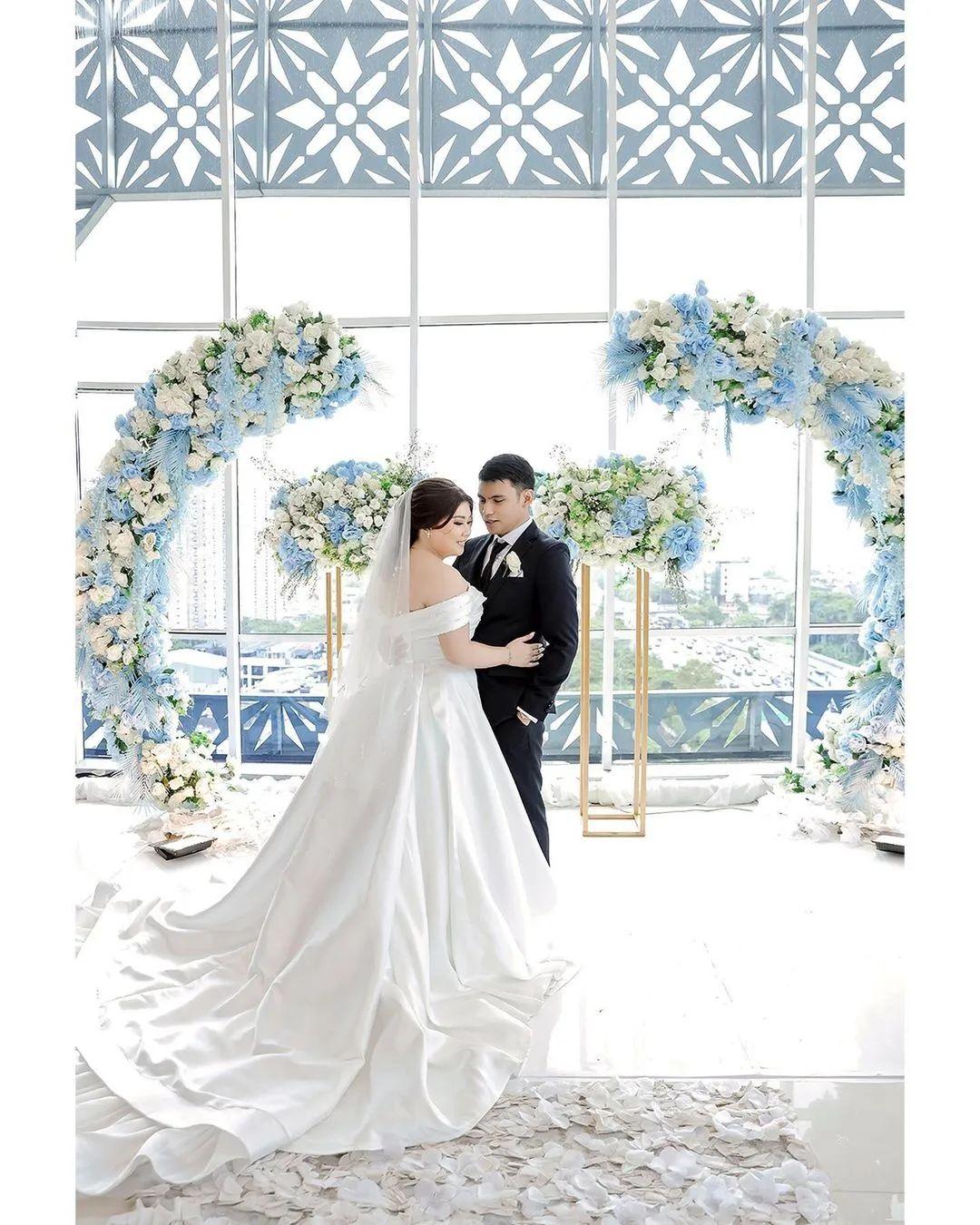 class="content__text"
 The Wedding of Irfan &amp; Wilma ❤️

Photographed by @appphotography.id@app.hananlutfi &amp; @j_tjia7 
Photo edited by @afyannoer 
Team of @ariespangestu 
Brushed @marli_makeup 
Gown @kyriawedding.id 
Suit @sasdesigns 
Decoration @dimensi.decoration 
Venue @verandahotels@estare_thevidaballroom 
Organized @premiere_wo