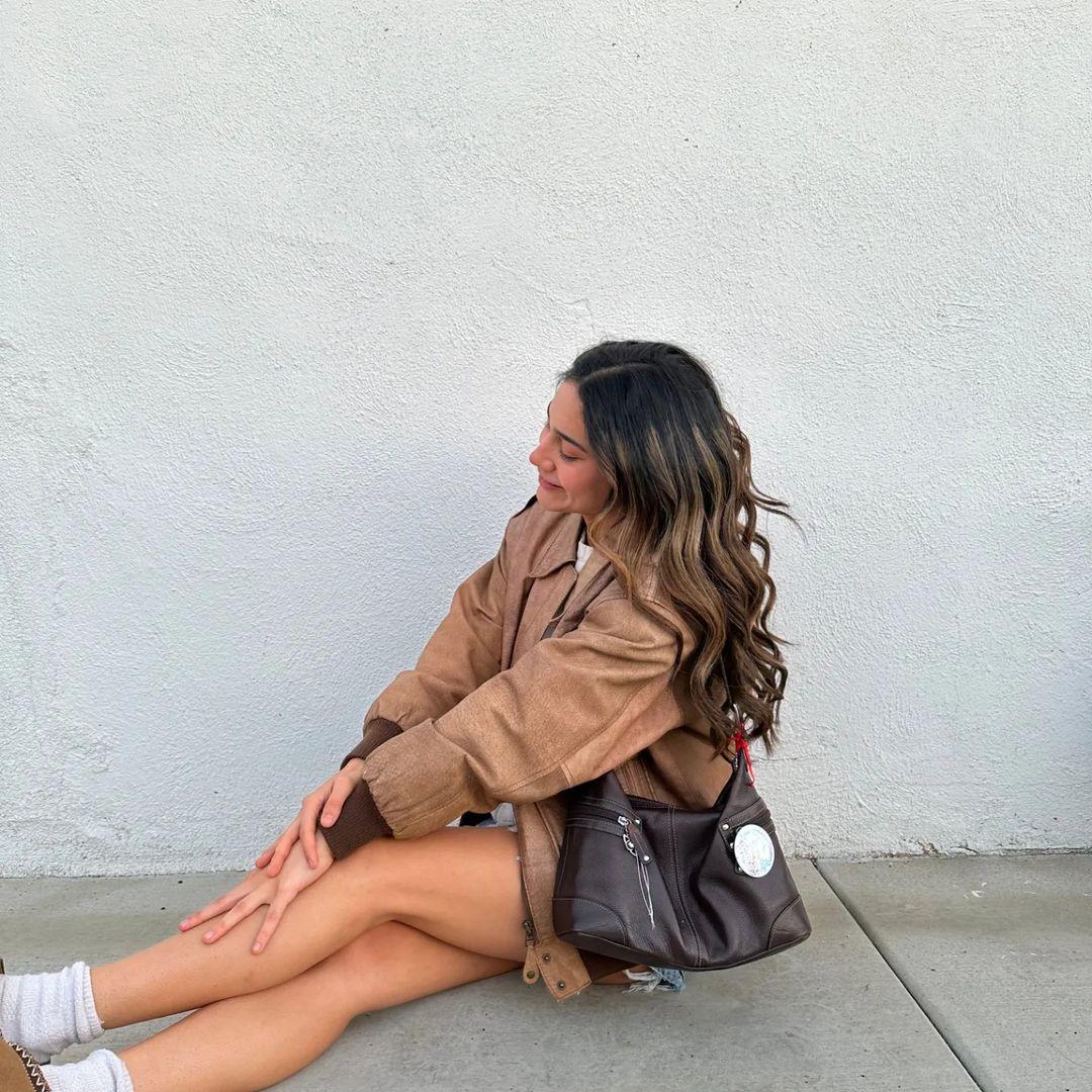 class="content__text"Just a girl looking cute 💘. Save to get the 'effortlessly pretty' look.

The oval hair wand that sold out 4x! Get early access to the best deals only in our BIGGEST sale of the year!

@emilymorann for Insert XL Curls Here

#neverlimityourselfexpression #winterhairstyles #fallhairtrends #holidayhair