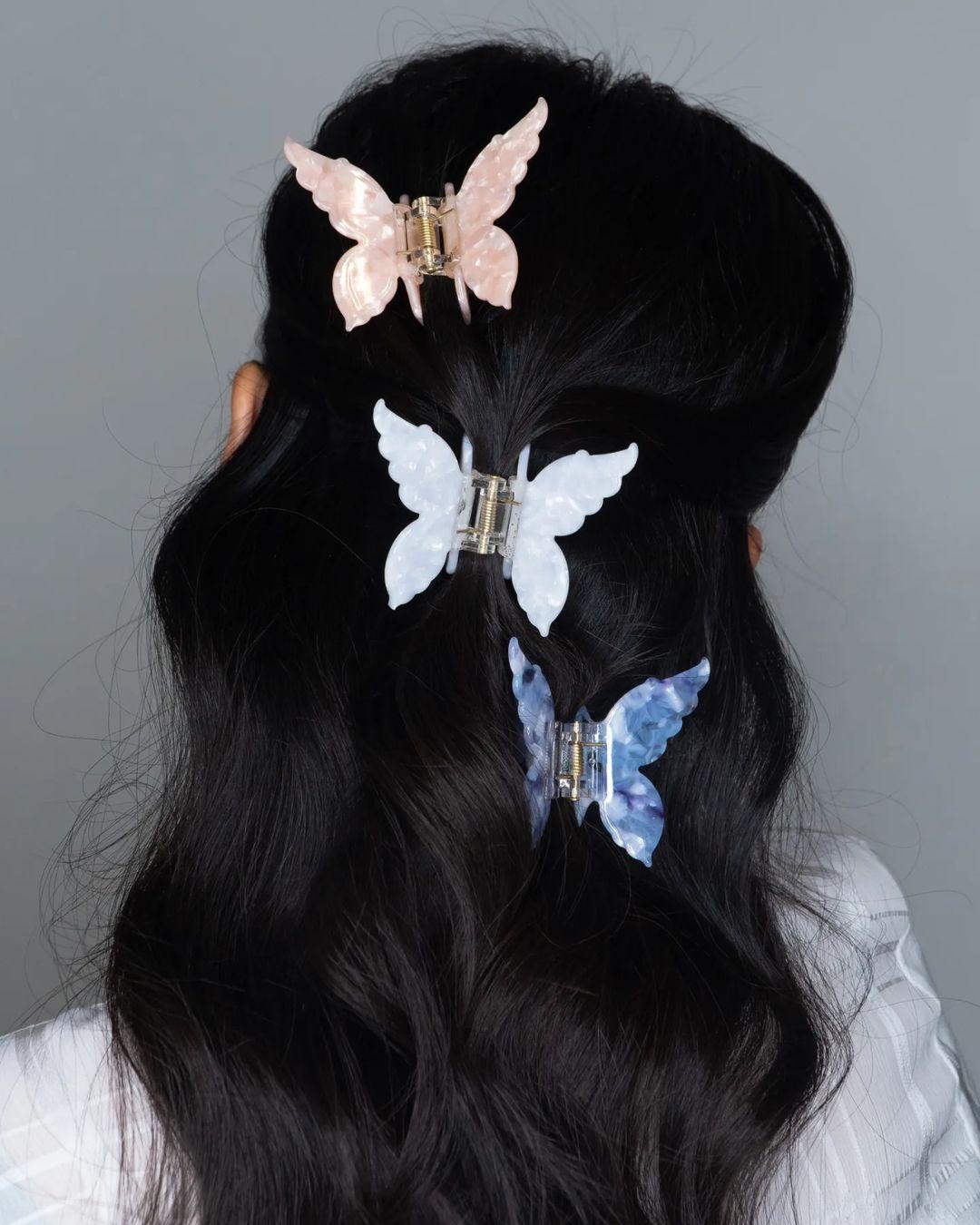 class="content__text"Our iconic You Give Me Butterflies butterfly claw clips are restocked just for the holidays! Get this exclusive FREE GWP with your $80 purchase, use code THANKFUL 🦋

@alicieaher wearing butterfly claw clips

#neverlimityourselfexpression #clawclip #blackfridaysale #blackfridaydeals #winterhairstyles