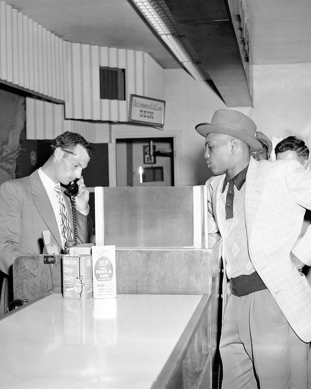 May 24, 1951: Willie Mays in Omaha, Neb. as he travels to New York for his Major League debut with the Giants.

The rest is history. #BlackHistoryMonth