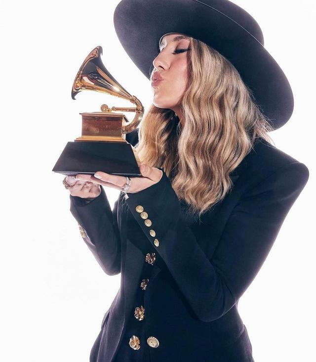 LAINEY X BALMAIN 
Congratulations @laineywilson for winning the Best COUNTRY MUSIC ALBUM
Well deserved #grammys 
Styled by @karlawelchstylist , so chic 🙏🏽