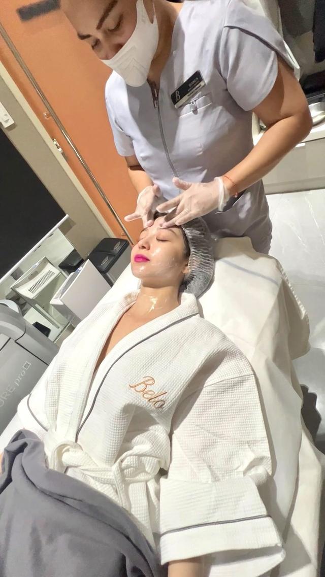 Belo Baby Donna 🤍 ganito pala pag binebabyyyy ackk!!😍 @belobeauty‘s magical skin reboot! Non-penetrative procedure burning facial fat, giving you smooth and tightened skin.. thank you Dr. @victoria_belo — I know you’re busy but you made time to see me. See you again soon! 

Should I do more short form video logs for you guys like this one? Please suggest what kind of short form vid u want me to do on the comsec!😍