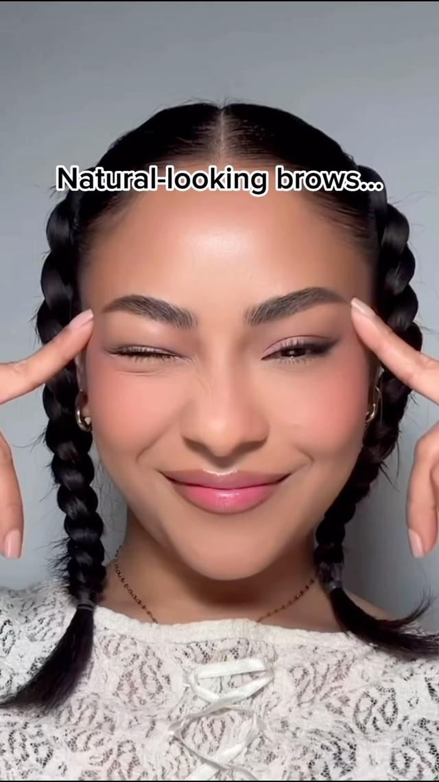 The end result of #preciselymybrowpencil is just 🤌💕 @xsonika draws natural hair-like strokes at the base & tail of her brow to achieve this look (literally, brow goals!) 😍⁠
⁠
#benefitcosmetics #benefitbrows