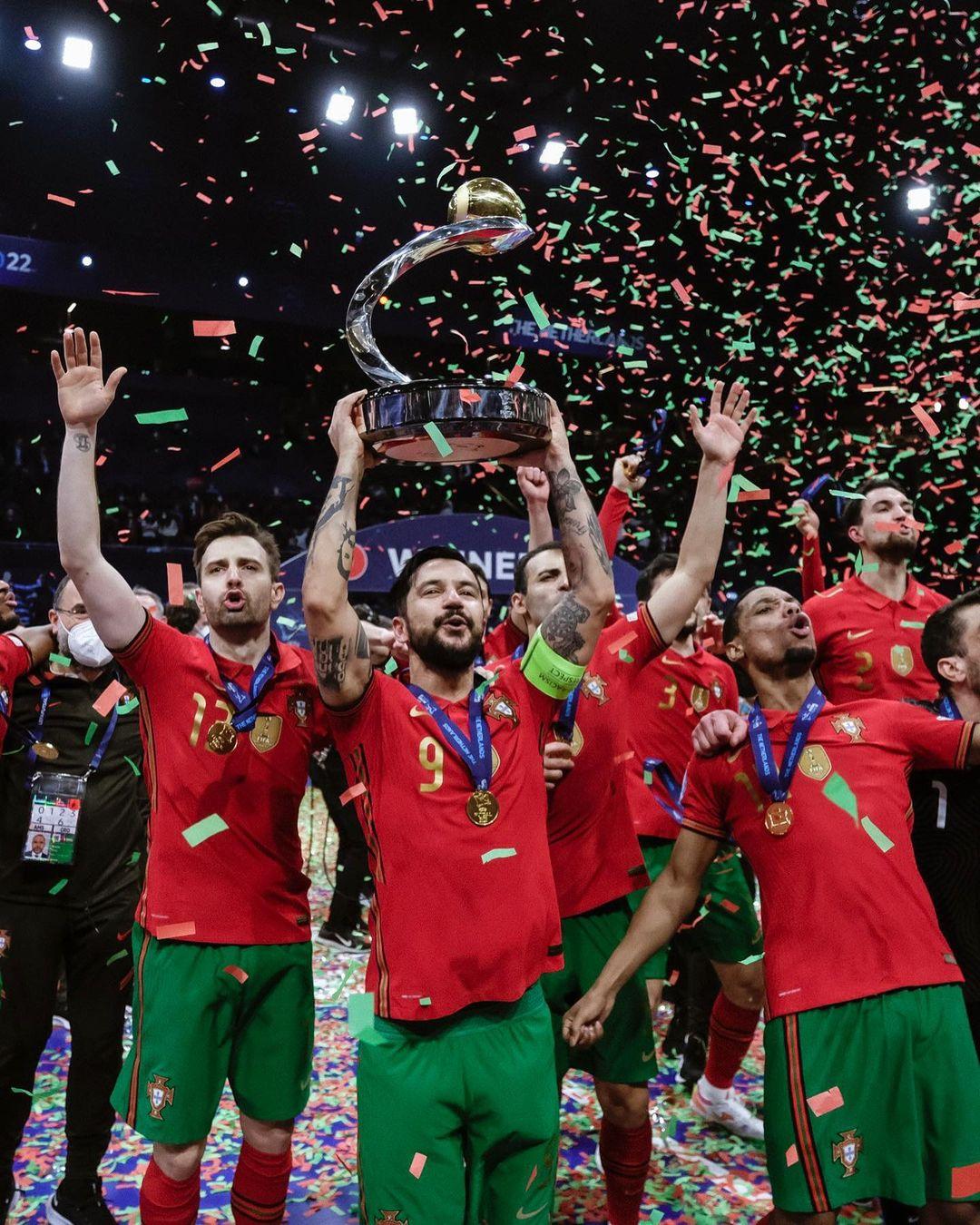#OTD Há 2 anos, Portugal tornava-se bicampeão Europeu de Futsal! 🥹🇵🇹 #VesteABandeira

Two years ago, we became two-time European Champions! 🥹🇵🇹 #WearTheFlag