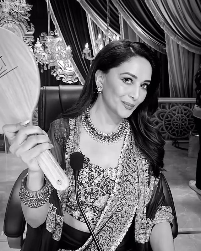 Driving our mid-week blues away, courtesy of #MadhuriDixit. 👑