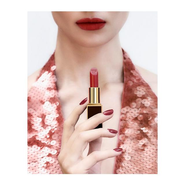 THE ICONIC RED

16 Scarlet Rouge is the ultimate TOM FORD lip accessory.

#TOMFORDBEAUTY #TOMFORD