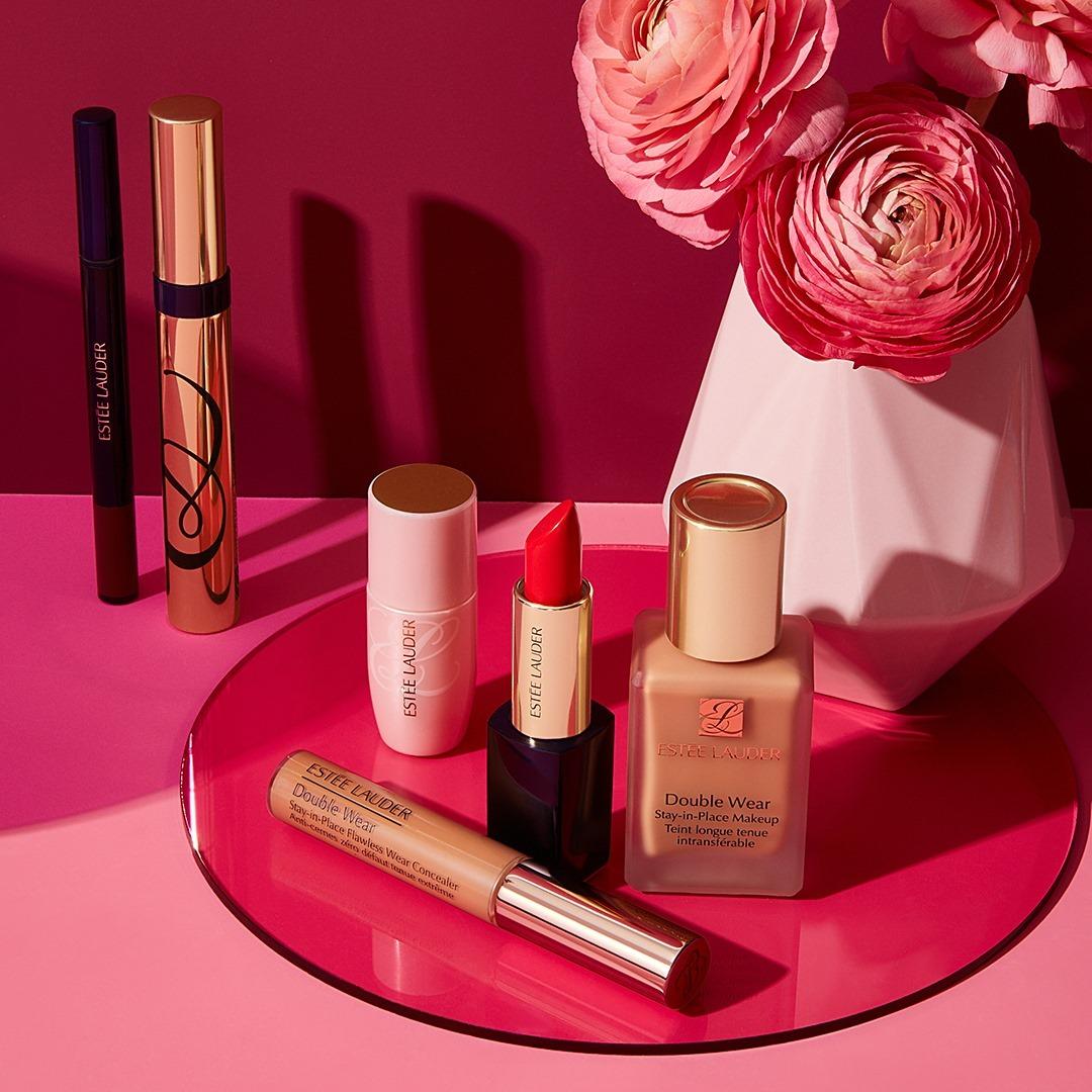 It's time to wake up and #makeup– the #JoyOfMakeup is here to stay and we can't get enough of these #EsteeEssentials to brighten up the start of our week! Tap to shop now!

(Featuring #PureColorEnvy Lipstick in 520 Carnal💄)