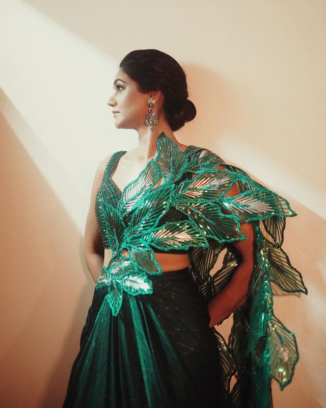 💚 Outfit @amitaggarwalofficial
Jewellery @abhilasha_pret_jewelry
Styled by @jukalker
Make-up and hair @ronan_mili
Shot by @__suru