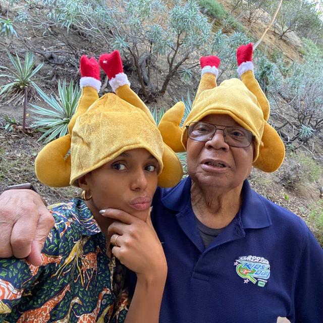 A couple of jive 🦃turkeys🦃 poppin’ in to wish you a Happy #TurkeyDay ❤️🙏🏾 or… #Thanksgiving #IndigenousPeoplesDay #FamilyDay #WhateverYouCelebrate