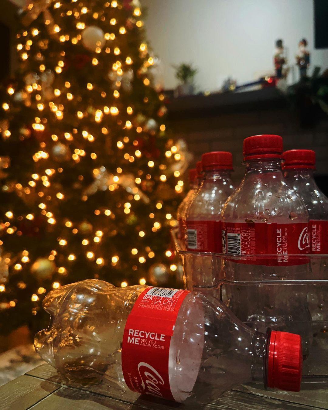 It's that time the year again!! 
Since it's already the season of giving . It's rightful and just that we give back to our loved ones and as for me i'm giving back to our environment by reusing and recycling this cola bottles !! A simple step to #WorldWithoutWaste #CocaColaPhilippines