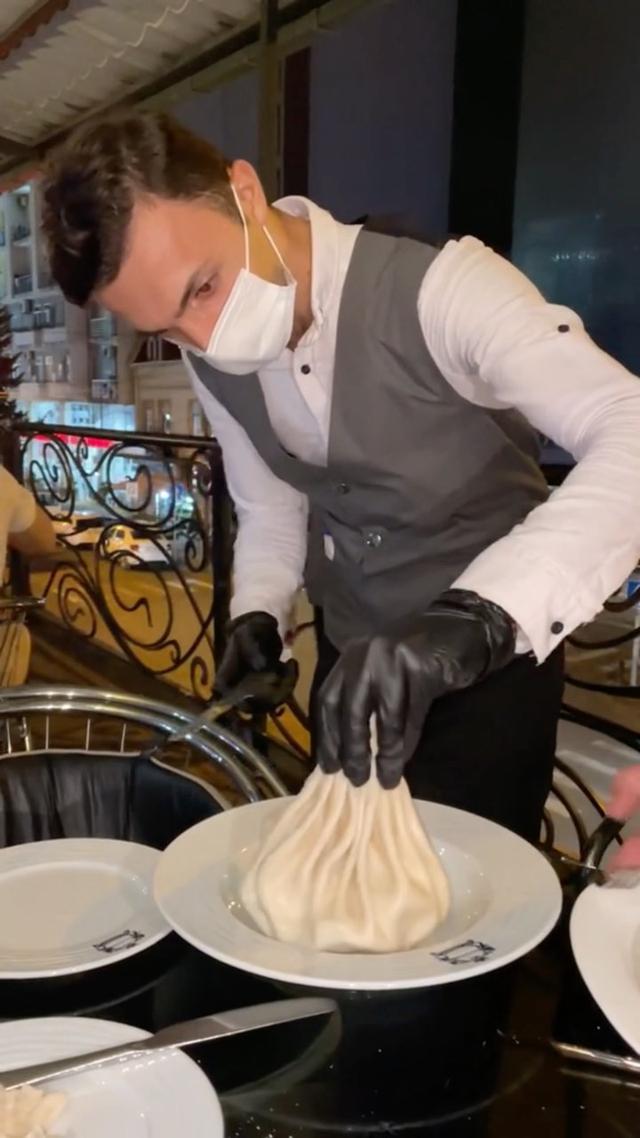 Dumplings within in a dumpling.. wow. Have you seen anything like this before? 🥟

📹 albert_cancook/tiktok