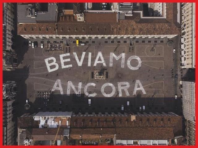 
 Una scritta a caratteri cubitali: «BEVIamo ancora». È comparsa nella notte tra lunedì 28 e martedì 29 marzo in piazza San Carlo a Torino.

A chi la dedicheresti? 
 