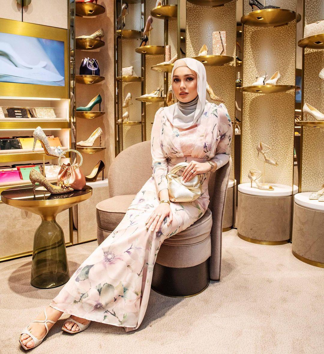 
 Raya bag and heels sorted! If you haven’t gotten yours head to @jimmychoo pavilion as they’re having Ramadan Capsule available instore 🤍 #JimmyChoo 
 