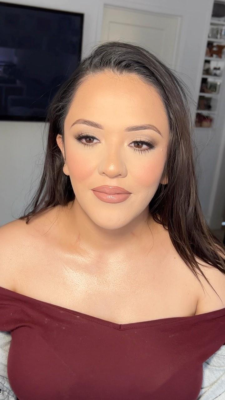 class="content__text"
 Let’s glam my client for her Photoshoot 📸

Want to achieve this look? 
Products used:
@makeupbymario #mastermattes eyeshadow pallet 
@benefitcosmetics #porefessional setting spray 
@benefitcosmetics Hoola bronzer
 #benefitclubpink #benefitbrows 
@doseofcolors shade 117 foundation 
@lauramercier strawberry blush 
 