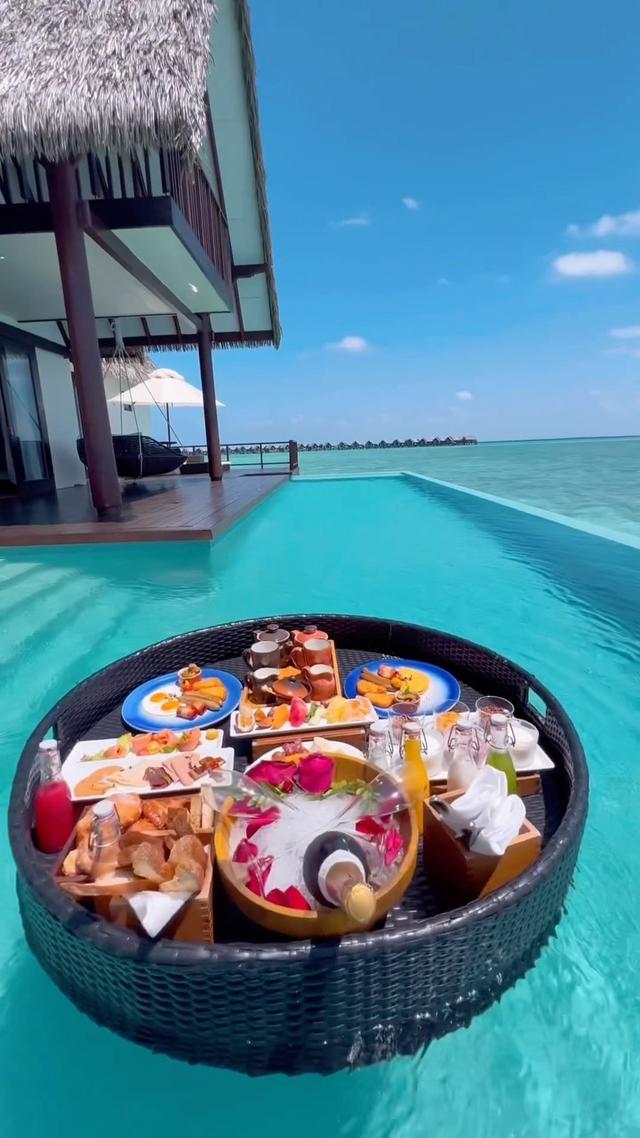 @michutravel’s floating breakfast looks so good 😋🥐
Tag who you’d have this breakfast with 😍🙌🏼
.
🎥 ✨@michutravel✨
📍Maldives 🇲🇻
#wonderful_places for a feature ♥️