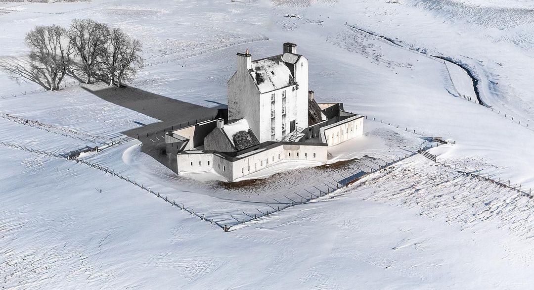 class="content__text"
 Prepare yourself for a spamming of Castles in the snow. I literally wake up in December and January every morning and check the weather. I LOVE castles in the snow! 🏰❄️ #castle #scotland #dronephotography #snowday #scotlandphotography 
 