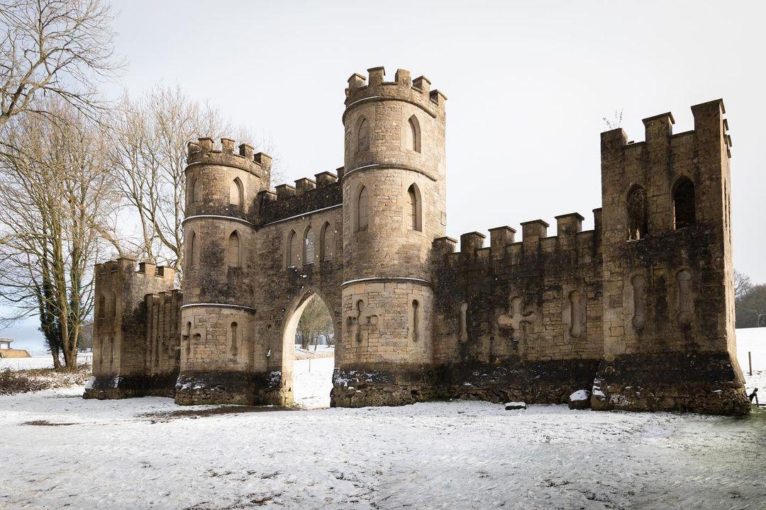 class="content__text"
 So technically this is a folly…just built for fun and to show off really. But it is awfully pretty in the snow. 🏰💚❄️ #tower #folly #shamcastle #bath #england 
 